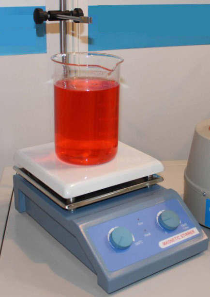 Ceramic calidum laminam cum magnetica turbantes
